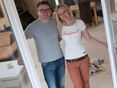 Klienci stoją w drzwiach salonu, a w tle widać podłogę wyłożoną płytkami z wapienia