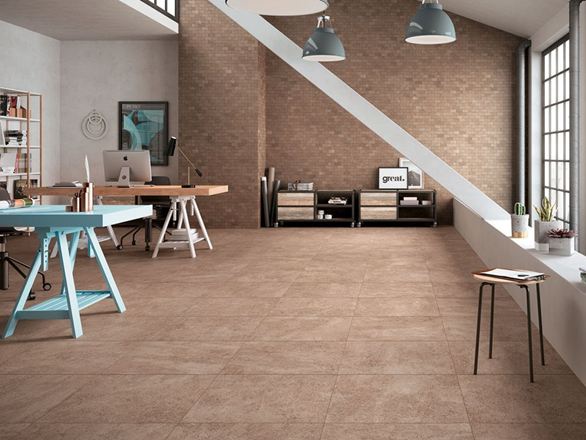 Pomieszczenie w nowoczesnym lofcie wyłożone płytkami z gresu porcelanowego w kolorze beżowym