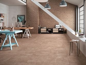 Pomieszczenie w nowoczesnym lofcie wyłożone płytkami z gresu porcelanowego w kolorze beżowym