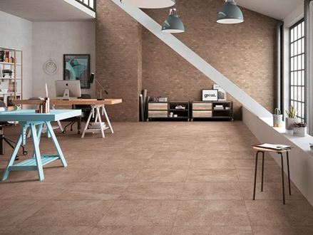 Pomieszczenie w nowoczesnym lofcie wyłożone płytkami z gresu porcelanowego w kolorze beżowym