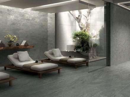 Strefa spa wyłożona szarym gresem porcelanowym z dwoma leżankami
