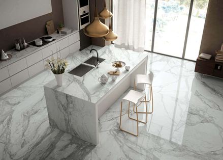Kuchnia z biało-szarymi płytkami z gresu porcelanowego imitującymi marmur – widok z góry