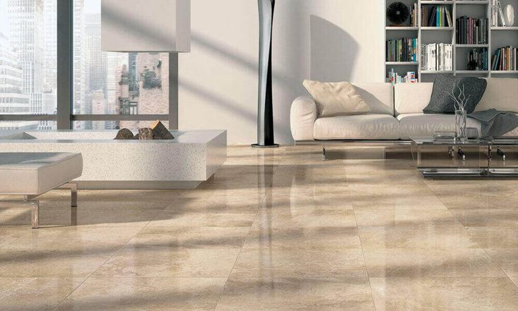 Płytki z gresu porcelanowego imitujące marmur w nowoczesnym salonie