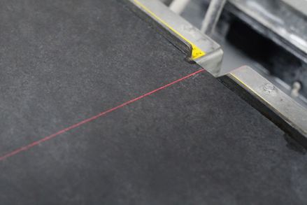 Podczas cięcia laser na podczerwień wskazuje dokładną długość krawędzi