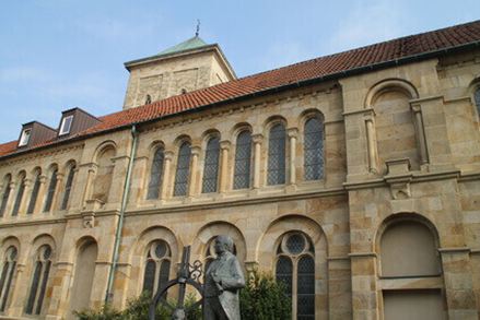 Pomnik Windthorsta przy katedrze z elewacją z kamienia naturalnego