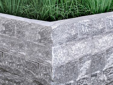 Cegły murarskie z gnejsu Urban Grey Line z trawą