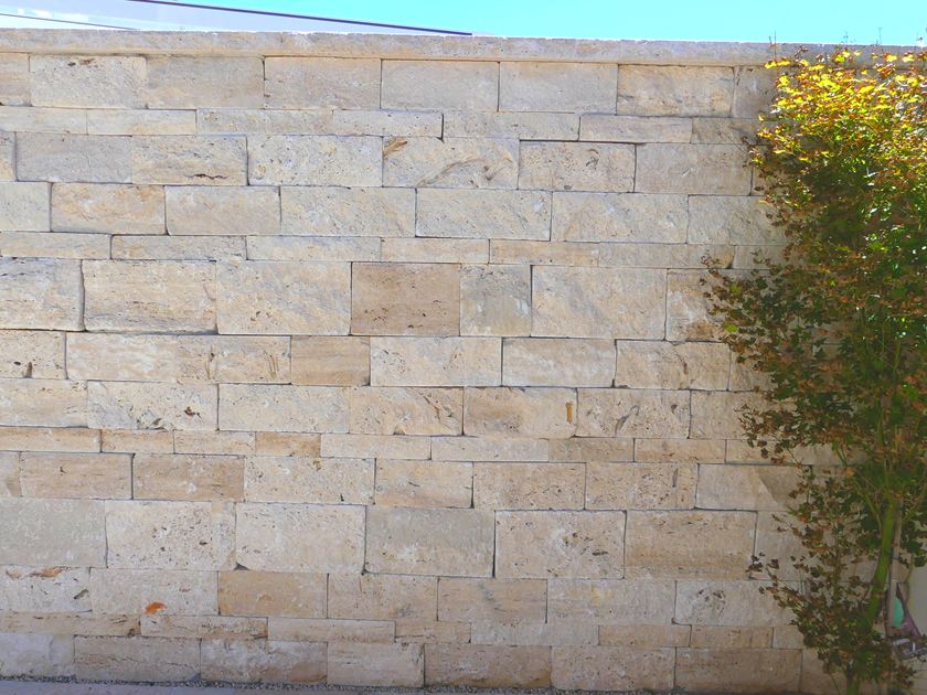 Cegły Tarvertin Medium Select Rustic – widok na mur 4-3-2