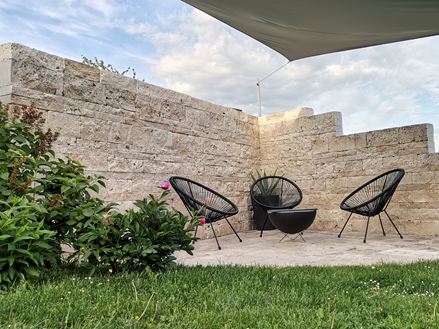 Ściana z trawertynu Medium Select Rustic – kącik wypoczynkowy