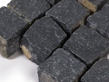 Kostka brukowa z bazaltu Sombra 8x9x9 cm – szczegóły dotyczące jaśniejszych miejsc