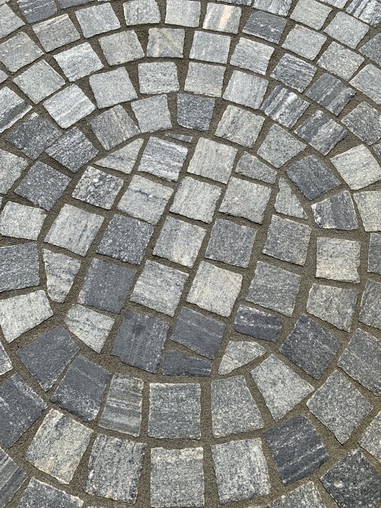 Kostka brukowa Gneis Urban Grey Line ułożona w okręgu