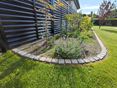 Kostka brukowa ułożona w okrąg jako obramowanie grządki