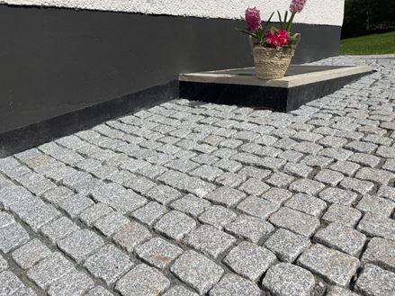 Kostka brukowa Granit Silver Rustice – podjazd – kwiaty