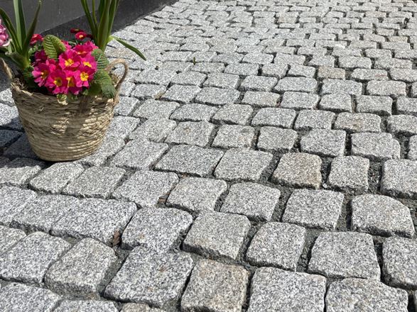 Kostka brukowa Granit Silver Rustice – podjazd – w pobliżu kwiatów