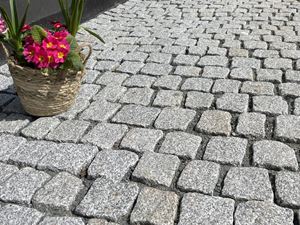 Kostka brukowa Granit Silver Rustice – podjazd – w pobliżu kwiatów