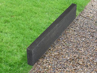 Obrzeże trawnika Basalt Takeda z trawą i żwirem