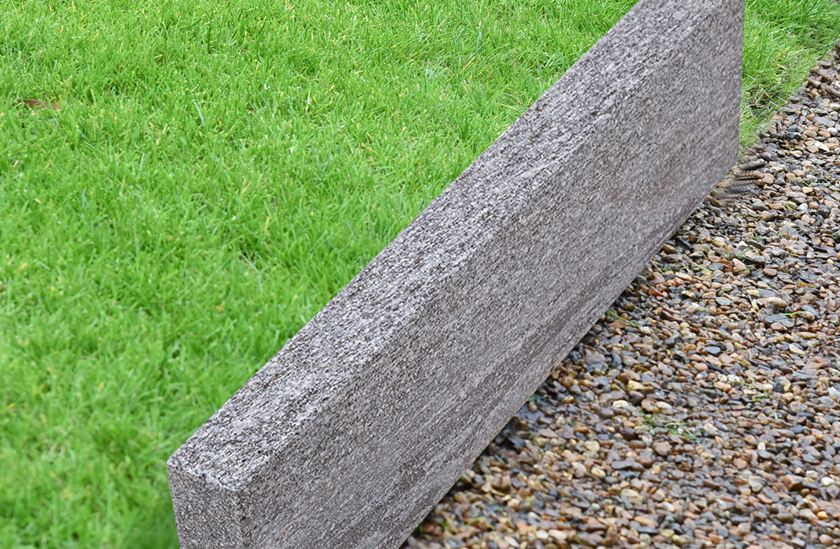 Obrzeże trawnika Gneis Urban Grey Line z trawą i żwirem_fragment_baner