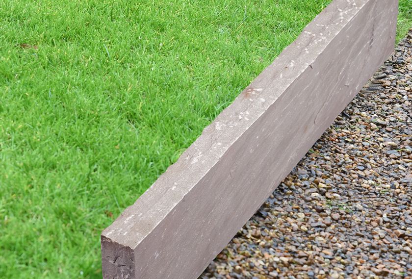 Obrzeże trawnika z piaskowca Kandla Grey z trawą i żwirem_fragment_baner