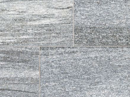 Zbliżenie na szare płyty granitowe z serii Urban Grey Line