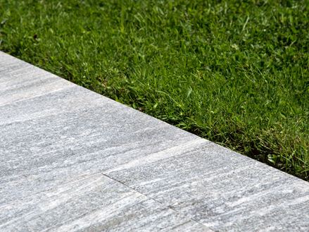 Płyty granitowe Urban Grey Line obok trawnika