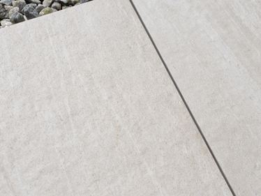 Płyta o wyglądzie kamienia w kolorze Mountain Beige – ujęcie ukośne z góry