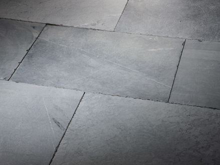 Płyty z kamienia naturalnego z bluestone’u o powierzchni obrobionej w bębnie