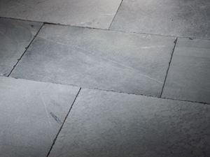 Płyty z kamienia naturalnego z bluestone’u o powierzchni obrobionej w bębnie