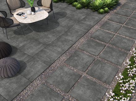 Taras wyłożony ciemnymi płytkami z gresu porcelanowego Streetline Black o wyglądzie betonu