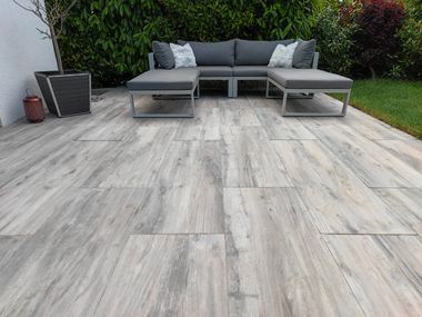 Płytki tarasowe z gresu porcelanowego o wyglądzie drewna Canada Lake z leżakami