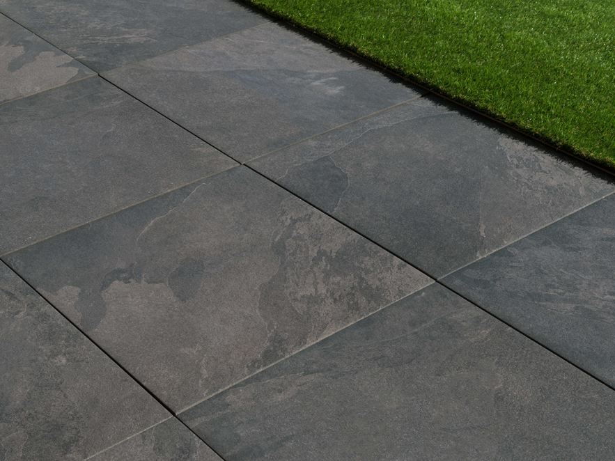 Płyty tarasowe Alpine Black i trawnik