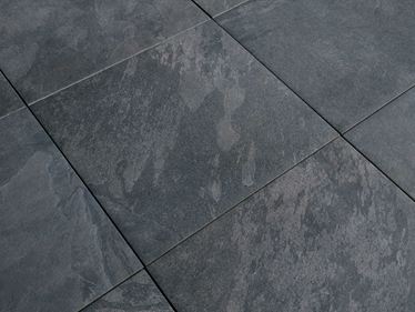 Zbliżenie na ciemne płyty imitujące łupek w kolorze Alpine Black