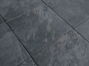 Zbliżenie na ciemne płyty imitujące łupek w kolorze Alpine Black