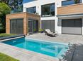 Alpine Grey: taras z basenem i nowoczesnym domem