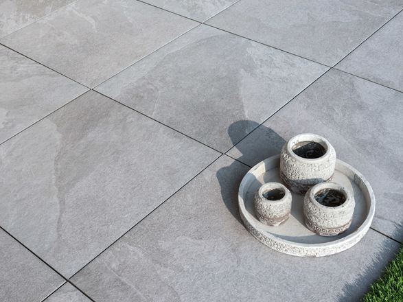 Jasnoszare płytki z gresu porcelanowego Alpine Grey z dekoracją