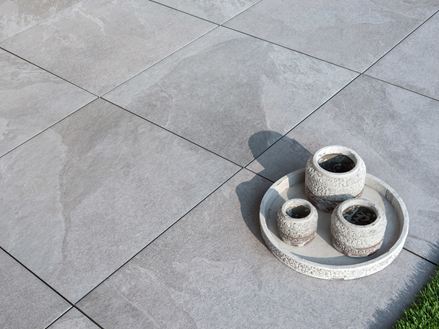 Jasnoszare płytki z gresu porcelanowego Alpine Grey z dekoracją