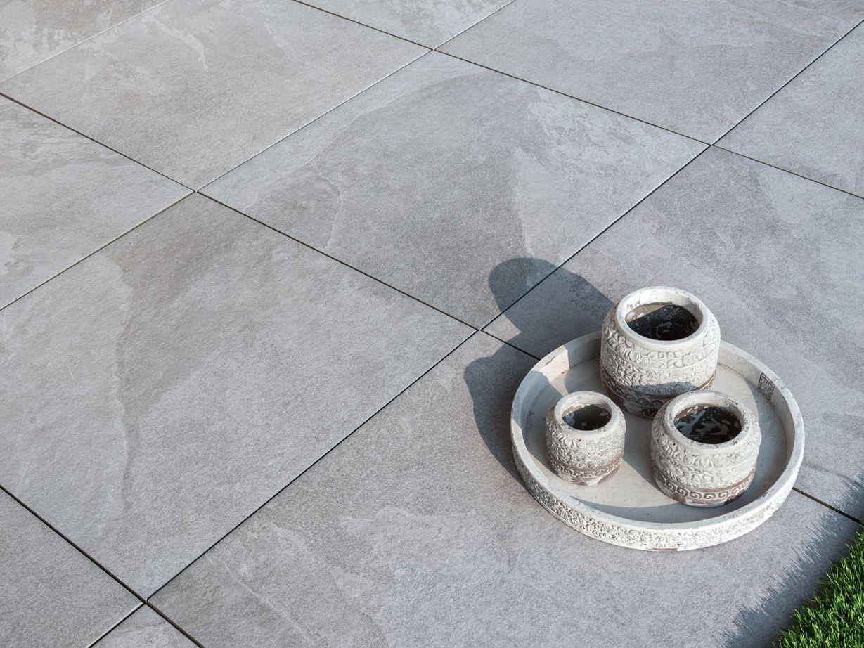 Jasnoszare płytki z gresu porcelanowego Alpine Grey z dekoracją