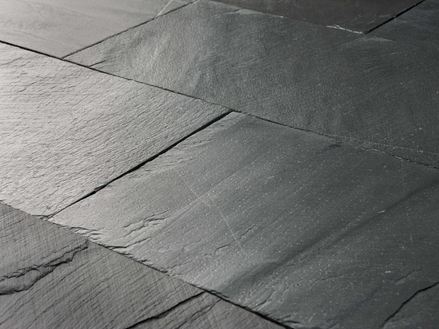 Zbliżenie na ułożoną płytę łupkową Black Rustic o powierzchni ciosanej