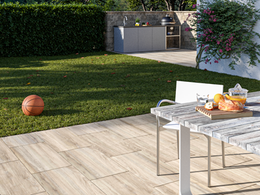 Taras z płytami imitującymi drewno Amber Oak o grubości 3 cm, z ogrodem i kuchnią na świeżym powietrzu