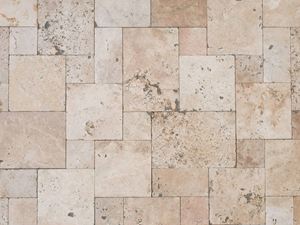 Widok z lotu ptaka na taras z trawertynu Rustic w Römischen Verband