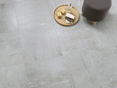 Łazienka z wanną i jasnymi płytkami imitującymi beton Concrete Stone