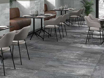 Jadalnia wyłożona płytkami imitującymi beton w kolorze Iron Graphite