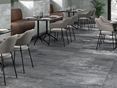 Jadalnia wyłożona płytkami imitującymi beton w kolorze Iron Graphite