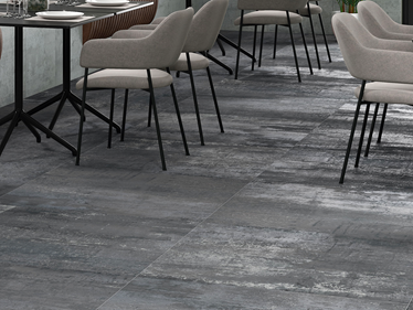 Jadalnia wyłożona płytkami imitującymi beton w kolorze Iron Graphite