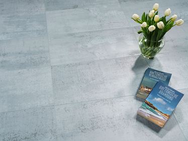 Płytki imitujące beton – Iron Silver z motywem tulipanów i książek