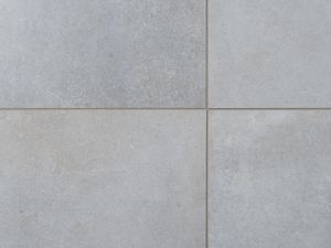 Płytki imitujące beton Pure Clay z fugami – widok z bliska