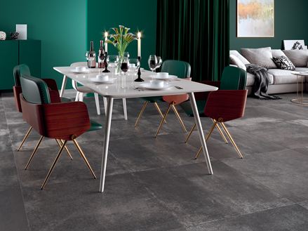 Jadalnia wyłożona płytkami imitującymi beton w kolorze Pure Graphite