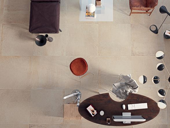 Salon z płytkami imitującymi beton w kolorze Pure Sand