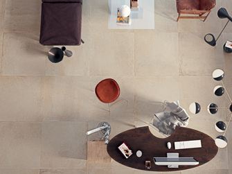Salon z płytkami imitującymi beton w kolorze Pure Sand