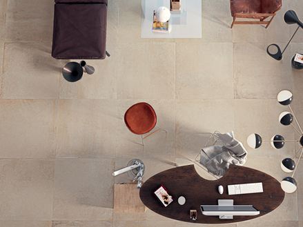 Salon z płytkami imitującymi beton w kolorze Pure Sand