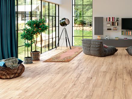 Salon z płytkami imitującymi drewno Scandi Oak