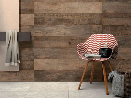 Ściana wyłożona płytkami z gresu porcelanowego Indie Nova, a przed nią kolorowe krzesło